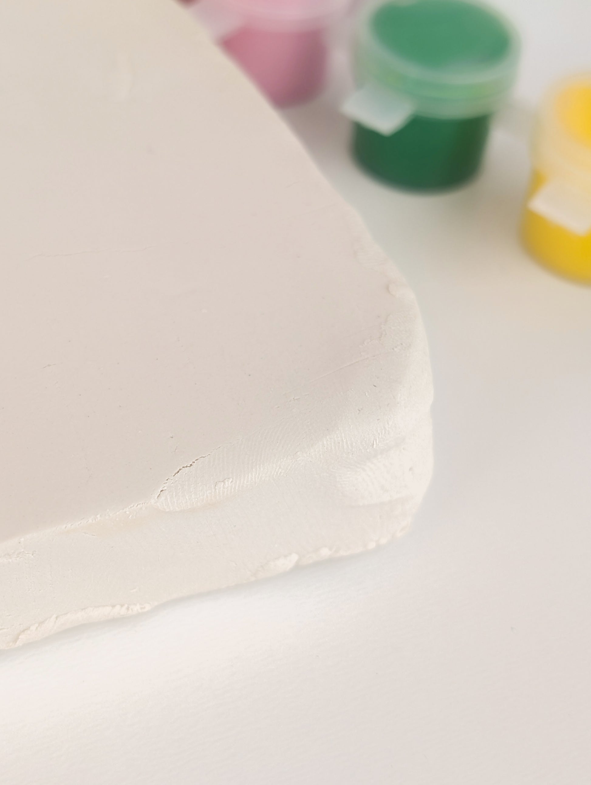 Pavaizduotas ore dziustantis molis is arti, baltas 